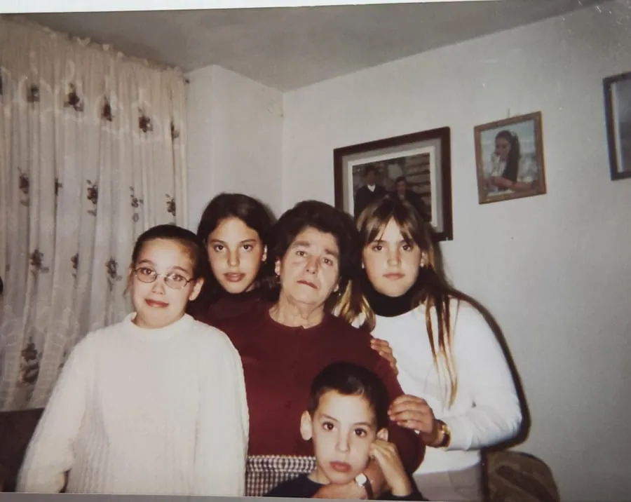 La abuela rodeada de sus nietos en el salón de casa