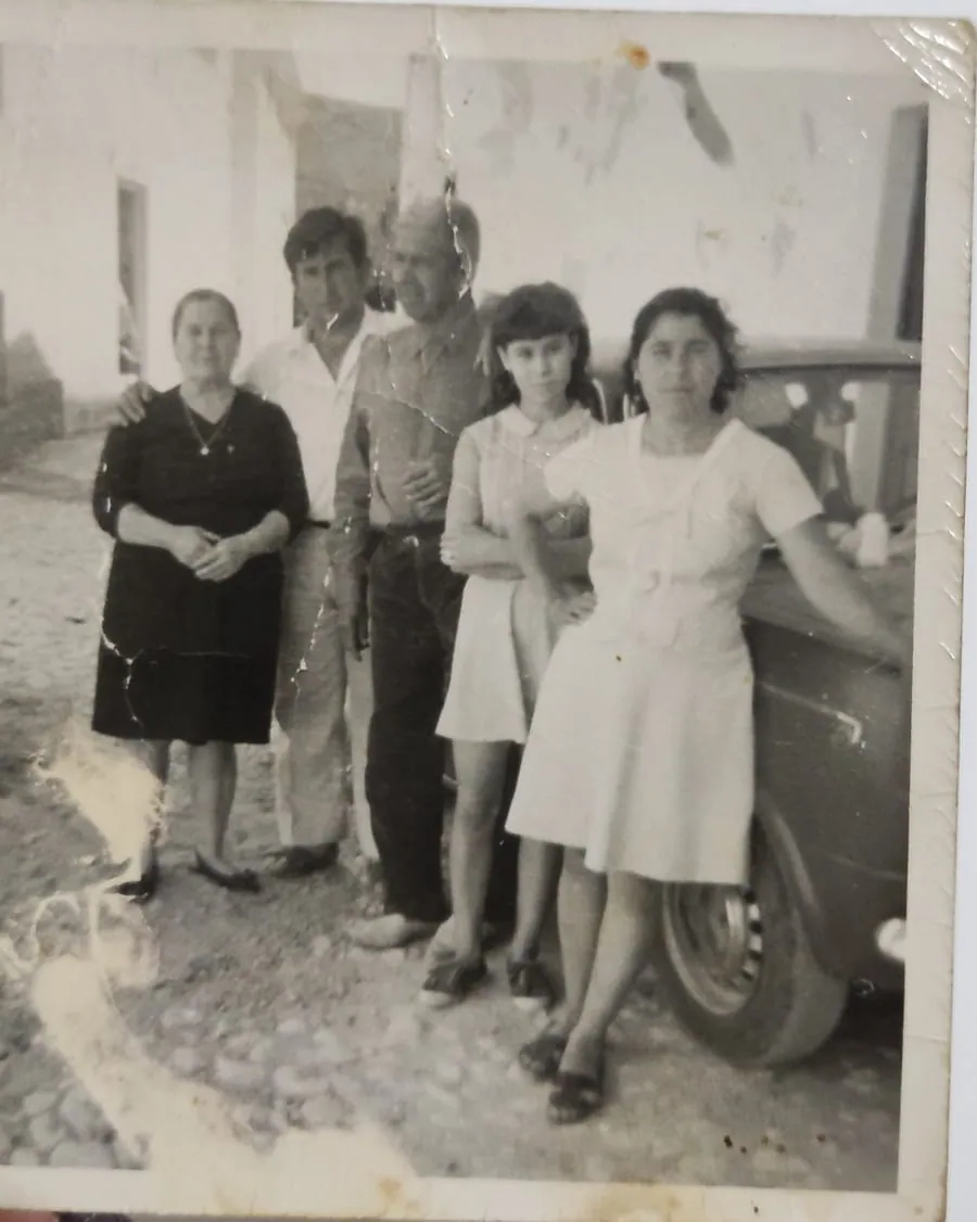 Familia junto a un coche antiguo en el callejón familiar